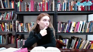 Fiatal egyetemista titokban simogatja magát a webkamerán a szünetben