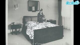 Forró tini csaj simogatja szőreit hatalmas dildókkal élőben a kameránál