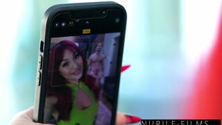 Mina Luxx mohón kívánja kiélvezni a forró professzort minden tiltott örömben