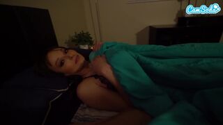 Csábító mostohaanya megosztja az ágyat a lépfiával a kiránduláson - a bugyit félrehúzva a szenvedélyért