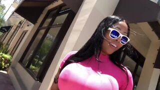 Moriah Mills átlátszó csipkében olajjal kényezteti hatalmas fenekét