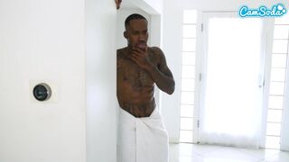 Tetovált mostohaanya vad szexje óriás farkassal, miközben férje egy hatalmas feketével mulat