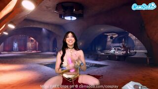 Nagy mellű barna bombázó élvezi Princess Leia cosplayben a forró játékot