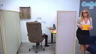 Hatalmas fenekű MILF vad háromszereplős szexje a lángoló párbaj fölött