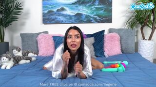 Cuki barna hajú kislány tömi tele nedves kis punciját izgi játékszerrel