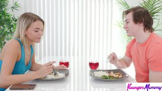 Mostohaanya Evelyn Payne farkra vágyik, lemezteleníti mostohafia és lovagol rajta - s1:e9