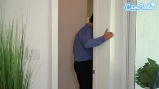 A makler óriás farkával hódítja meg a csalit játszó feleség forró punciáját