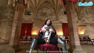 Ashlyn Peaks páncélos lovagcosplayben izgatja magát varázspálcával