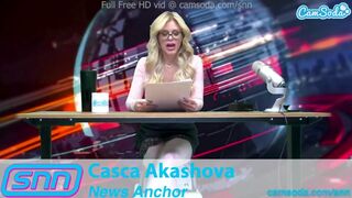 Casca Akashova szexi híradós milf csábítóan kényezteti magát élő adásban