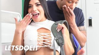 Geil hostel: Sára teljesen elszabadul a vizes, forró puncija miatt