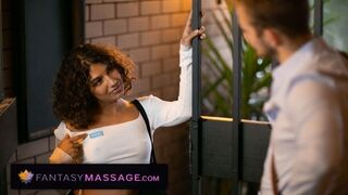 A dögös ausztrál szomszéd masszíroz és ágyba visz