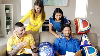 Gyönyörű fiatal csajok levetkőznek, majd szexelnek mostoha apjukkal apák napján, ünnepi örömhöz