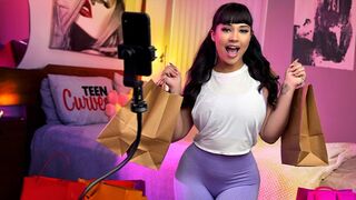 Vastag fenekű influencer véletlenül átdöfi magát a rajongók szeme láttára