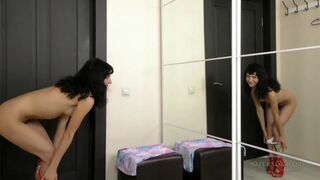 Fiatal lány szőrös intim területe előtt tükröződve élvezi az önmagával való játékot