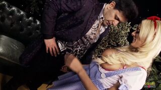 Semmi sem tesz boldogabbá ezt a karcsú, nagy mellű lányt, mint amikor farkon lovagol.