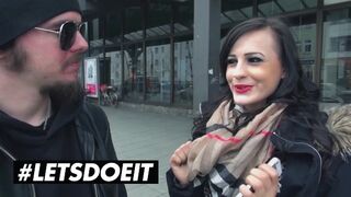 Hümerya Ophelia szexi német brúnó bombázó nagy seggét kapja meglepetésszexben