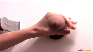 Elmagányosodott milf gyönyörűen kényezteti magát, mielőtt három izgató glory hole farkat kényeztet egyszerre