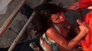 Két munkás szexel egy nagy mellű bombázóval elhagyatott épületben