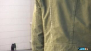 Kisbusás ribanc vadul élvezi az idegent nyilvános vécében