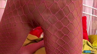 Elegáns szőke tini csábosan nyalogatta saját nedves puncáját huncut hálós harisnyában