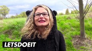 Szőke Izzy Mendoza szenvedélyesen lovagol a hatalmas farkon hátul az autóban