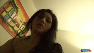 A nagy mellű barna csaj punciját döfi keményen, mielőtt arcába spriccel a fasz