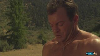 A motocross legenda parkol, hogy arcba spricceljen a hamis cicis barnára