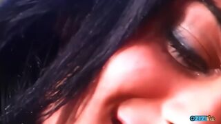 Doggy hajón taszítja a szőke kis mellű milf-et a perem szélére