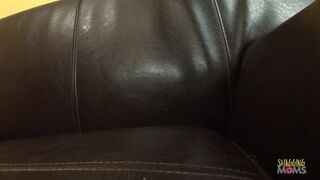 Az orvos alaposan megvizsgálja a nagy mellű milf-et, aztán szorosan megdugja a puncáját