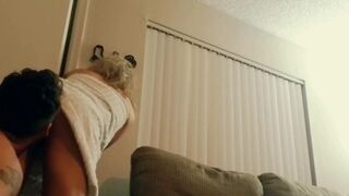 Éjszakai játék forró szexszel, a pizzás váratlanul betoppan