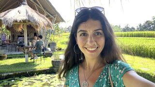 Fiatal tini spermafriss carbonaraétellel az arcán a zsúfolt kávézóban