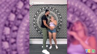 Szőke nagyseggű tini Brookie Blair nedves puncáját keményen átjárja a hatalmas fekete fark