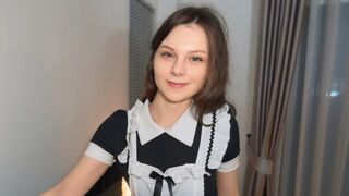 Csinos szobalány kemény vadítás takarítás után, arcra fröcskölt finálé