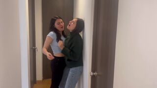 Irodai találkozón nyalogattuk egymás nedves punciját a főnökömmel