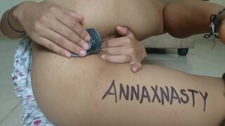 Forró ázsiai tini puncija vibrál közelről, ahogy simogatja magát