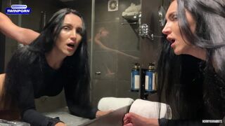 Személyi edző ártalmasan tolja meg a konditerem vendégét, hogy lángra gyújtsa az edzési vágyát