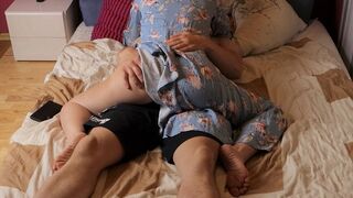 Mostoha anya rajtakapta mostoha fiát a pornó előtt és segített neki hamar elélvezni