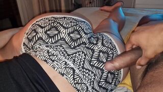 Mostoha fiam csendben bevezet a kanapés szexbe, hogy a szüleim ne hallják a gyönyörű nyögéseimet