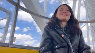 Fiatal latin csajok forró leszbikus játéka vidámparkban