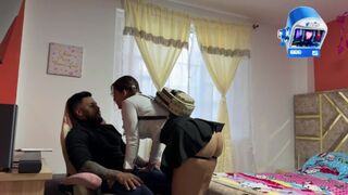 Egyedül ragadtam a tesóm dögös csajával, nyersül döngöljük egymást, és mélyen kiengedem a pinájába