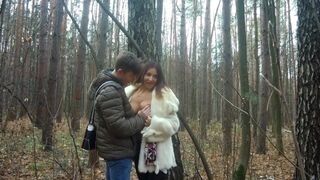 Forró milfek szexelnek az őszi erdő sűrűjében és lenyelik a forró spricceket