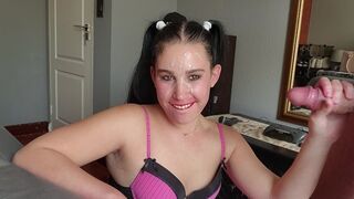 Ez a csintalan copfos cicababa csak szívni vágyik, arcát simogatják és tejszínnel öntik meg