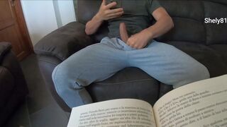 Szemtelen mostohafia! Miközben a mostohaanya olvas, ő pornót nézve simogatja magát izgatva