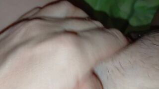 Forró mostohaanyánk kémlelve nézi a közös szexünket, miközben magára gyönyörködik