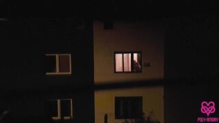 Leselkedj két dögös leszbikusra az ablakból, és csatlakozz a forró hármasukhoz