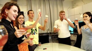 Tini diákok szilveszteri buliján izgatottan várják a csoportos szexet