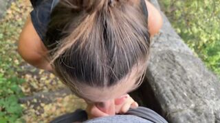 Nyilvános mélytorok szopás, ahol lenyeli a forró spriccet