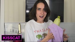 Éhes vagy? Első forró kacérság a mostoha nővéremmel a kanapén, miközben főzünk