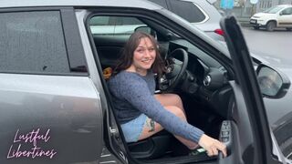 Érett MILF feleség forró beleélvezéssel, miközben telefonon beszél a férjével