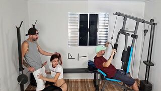 Exkluzív! Feleség vadul átöleli férjét hátulról a kemény edzésben!